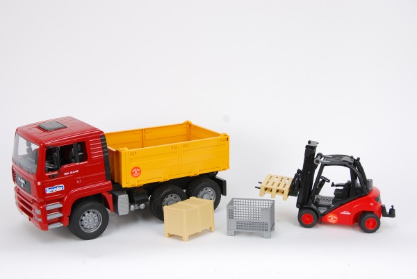 Bruder 01795 MAN TGA Kipp-LKW mit Linde Gabelstapler, Kiste, Gitterbox